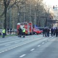 ФОТО | В Бухаресте автомобиль протаранил ворота посольства России. Водитель поджег себя
