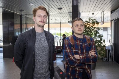 NOORED NÄITLEJAD Hardo Adamson ja Christopher Rajaveer mängivad president Meri õukonna ametnikke - pressišeff Mart Soidrot, Enn Eesmaad, Indrek Treufeldti ja käsundusohvitseri.