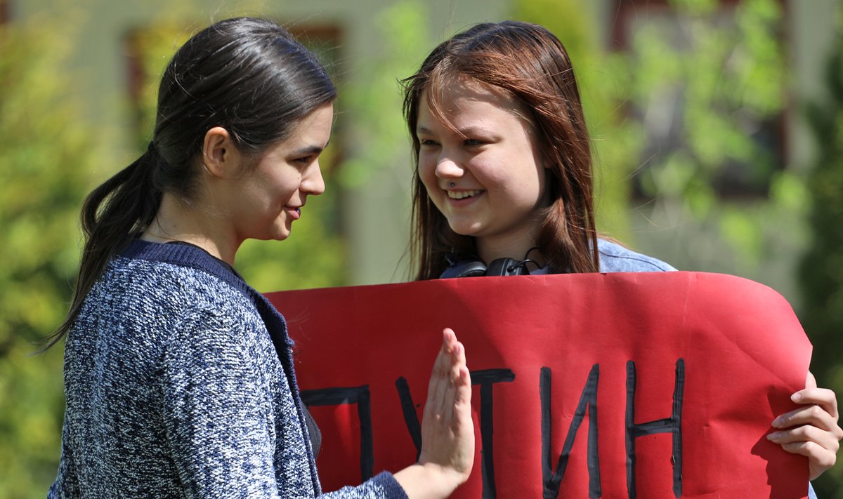 Алина Ворончихина (слева) смущена и благодарна своим друзьям за поддержку