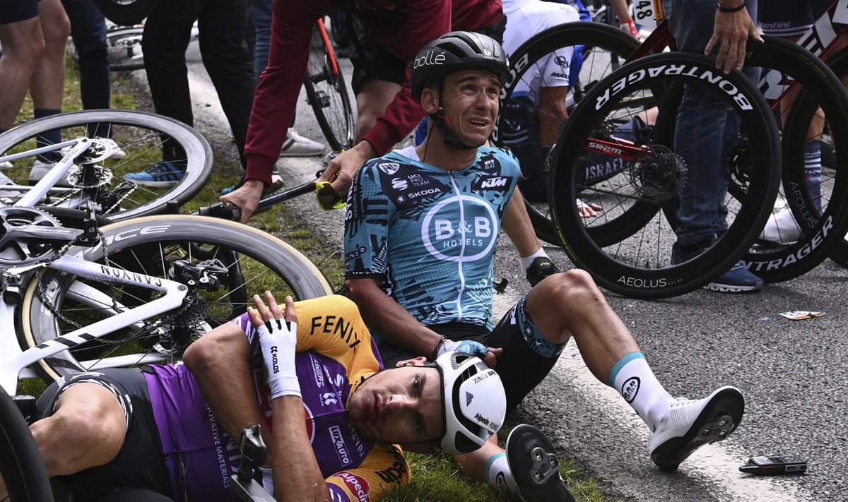 Tour de France'i avaetapil põhjustas ühe karmi kukkumise fänn, kes seejärel sündmuskohalt põgenes.