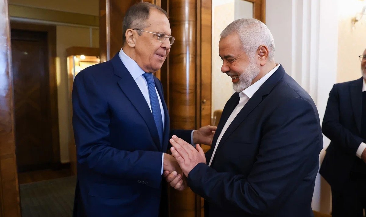 Sergei Lavrov kätlemas Hamasi juhi Ismail Hanyehiga