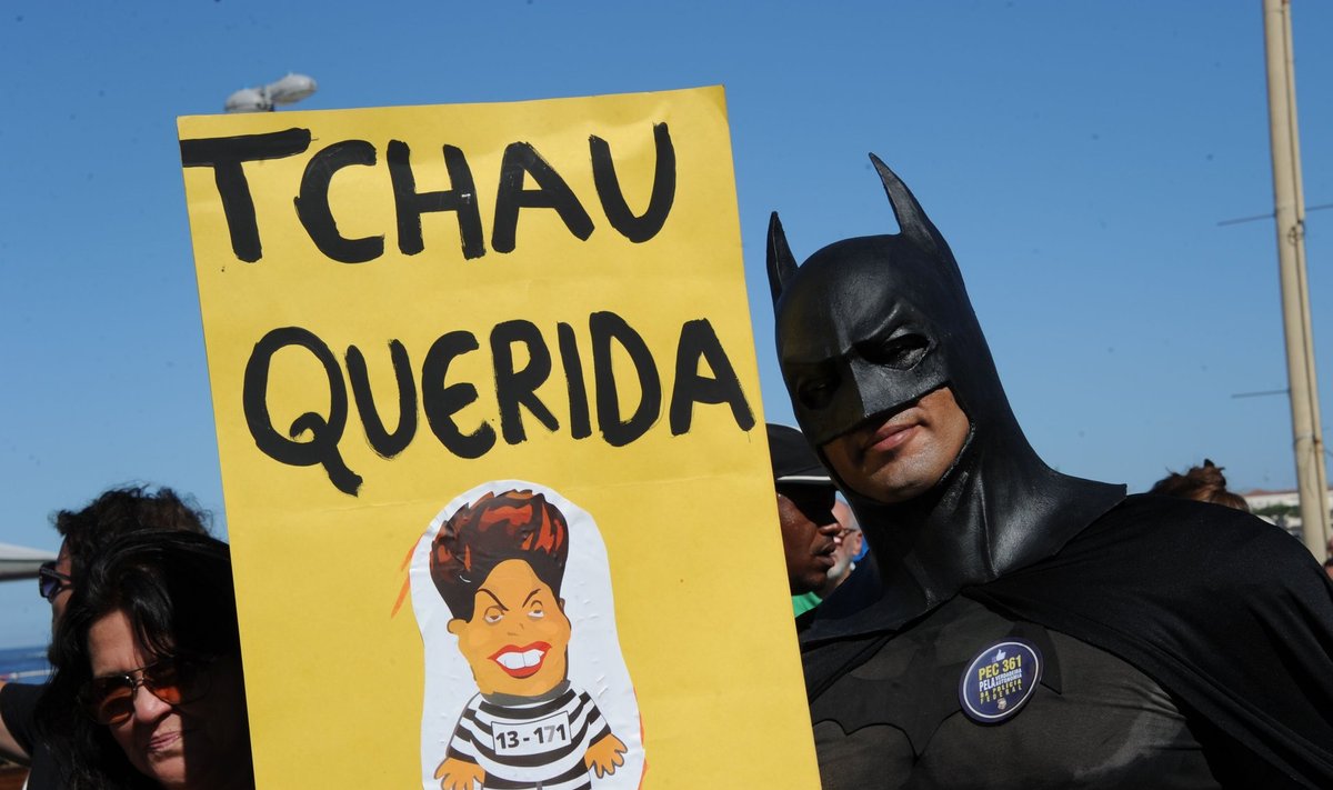 „Head aega, kallis” – Batmaniks riietunud protestija plakat pühapäevasel demonstratsioonil Rio de Janeiros. Rahva enamus tahab president Rousseffist lahti saada.