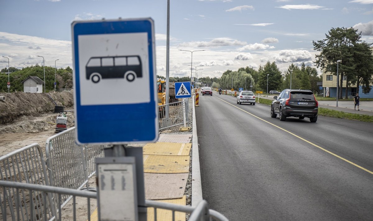 Printsu tee bussipeatuses väljuv inimene satub tupikusse: talle vaatab vastu aedadega piiratud bussi ooteala koos selle taga laiuva liivakraaviga.