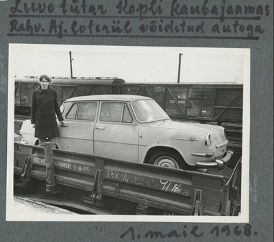 Noor naine 1968. aastal loteriil võidetud autoga Kopli kaubajaamas.