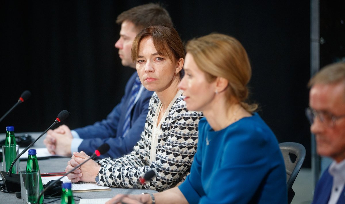  Peaminister Kaja Kallas ja endine haridusminister Liina Kersna eelmise valitsuse pressikonverentsil