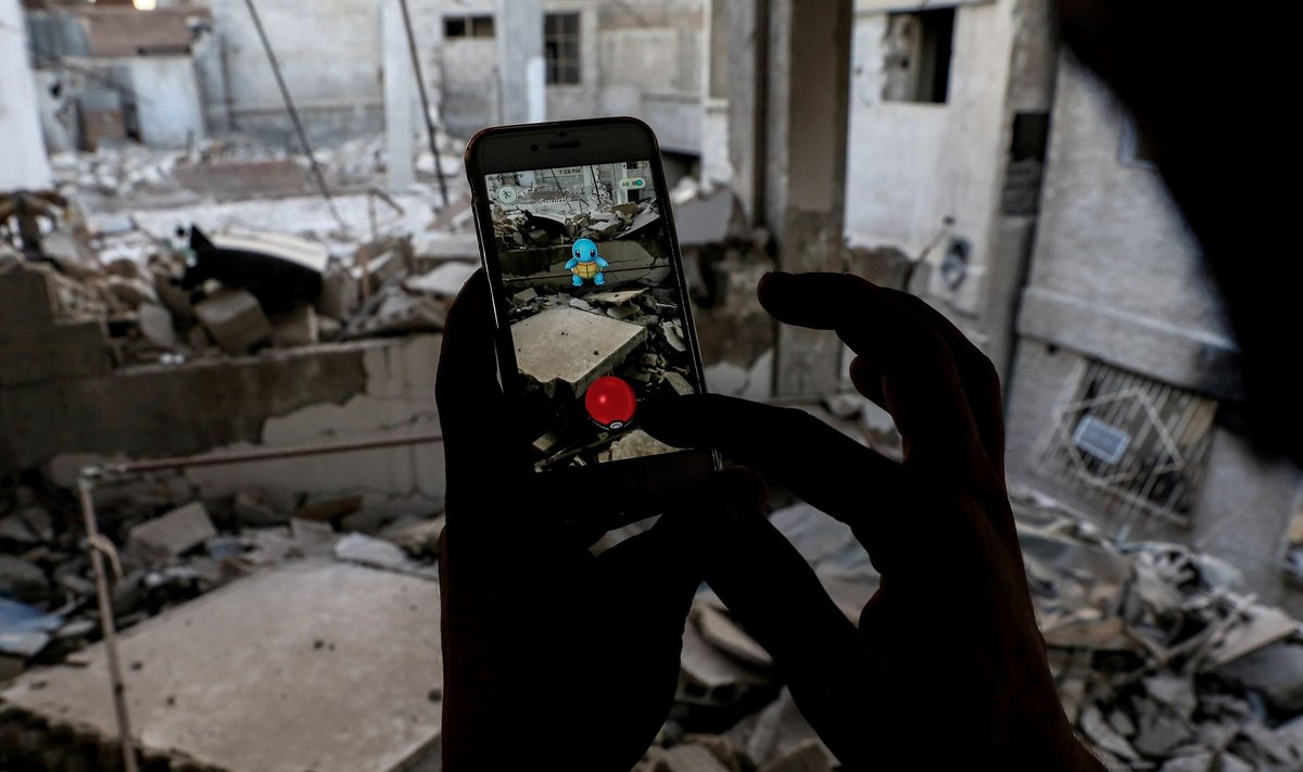 Pokémon Go mängijate hajus kogukond ulatub ka sõjast räsitud Süüriasse. Pildil otsib Douma linna elanik rusudest järjekordset virtuaallooma. 