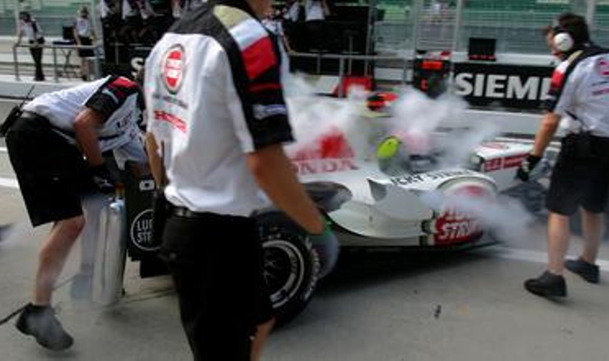 Jenson Buttoni autot kustutatakse Malaisia GP kolmandal vabatreeningul