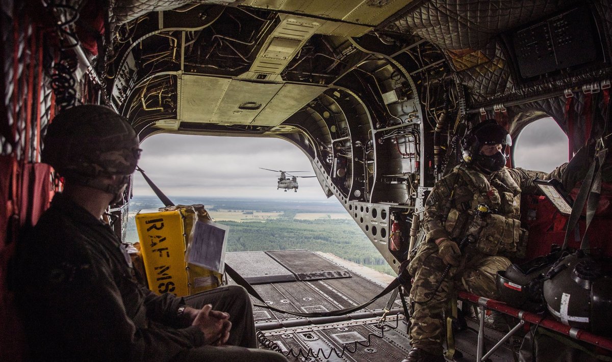TEEL TALLINNAST ÄMARISSE: Suurbritannia üksusega tulid Eestisse ka kaks transpordikopterit Chinook.