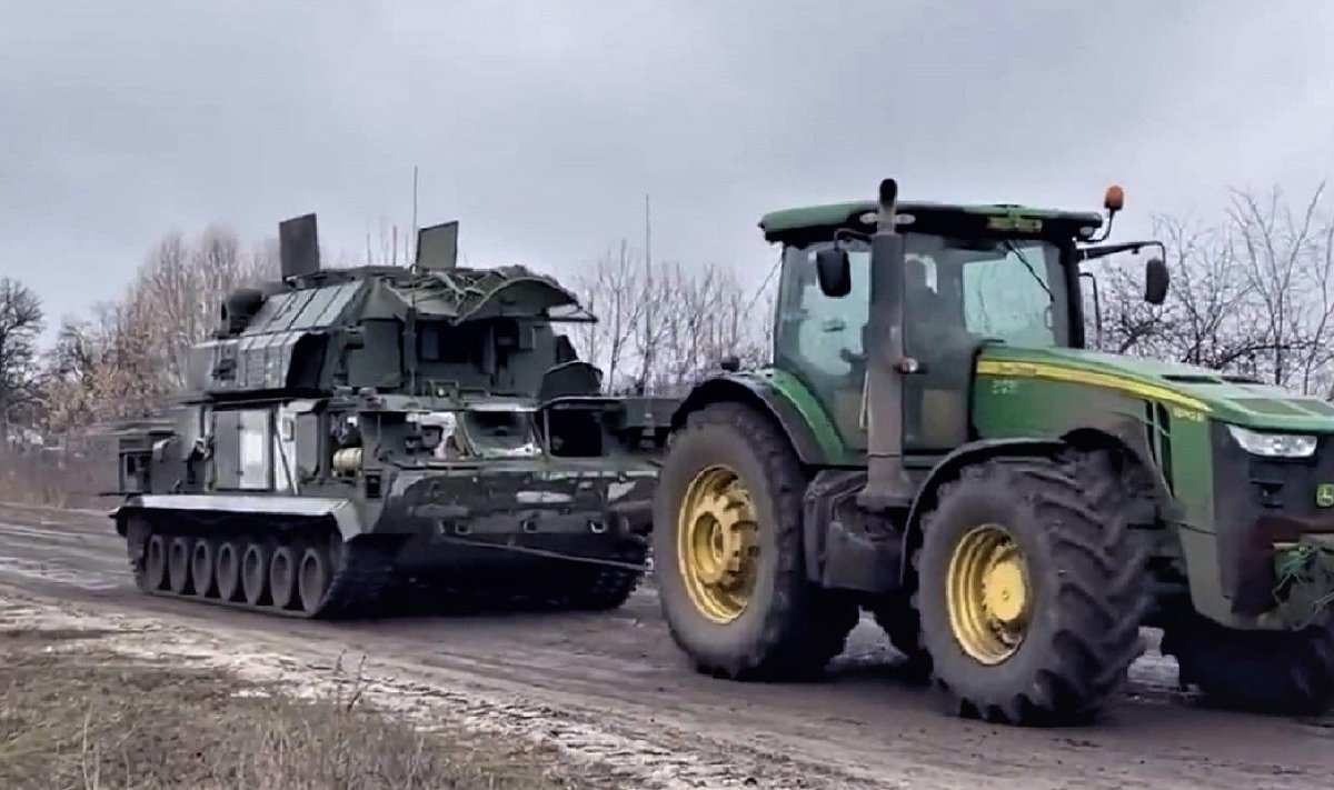 Ukraina farmer veab Vene tanki.