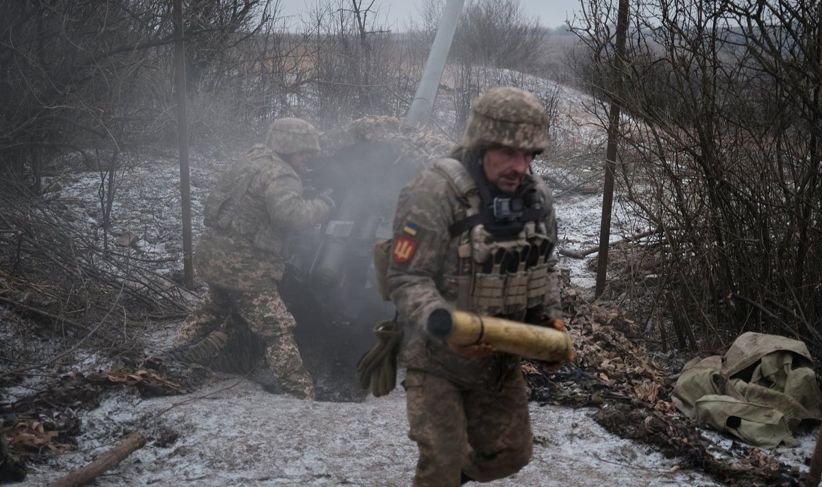 POLIITIKA JA TEGELIKKUS: Samal ajal kui lääne pealinnades Ukrainale sõjalise abi andmise üle juureldakse, lähevad rindel vihased lahingud edasi. Fotol sõdurid Ukraina 22. mehhaniseeritud brigaadist Bahmuti lähedal.