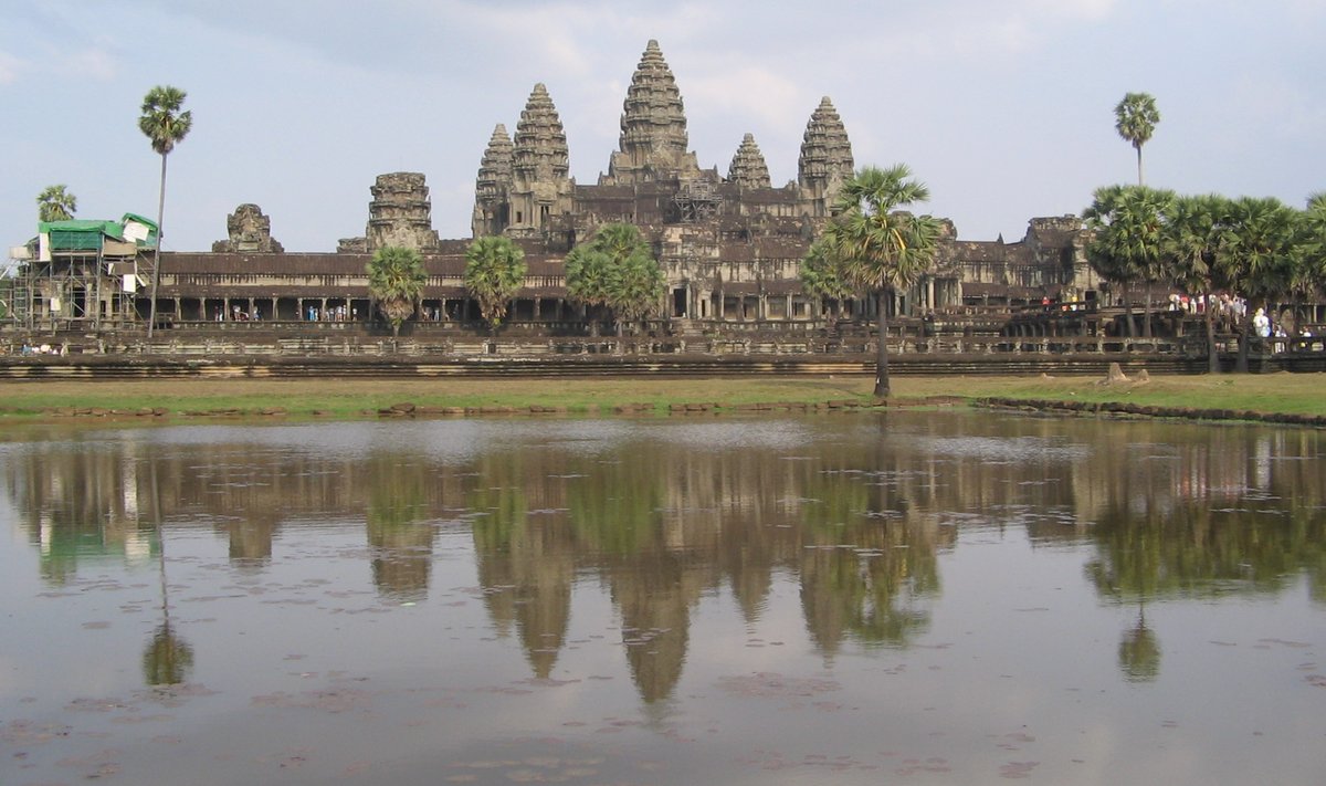 Eriti kuulus on Kambodžas asuv Angkor Wat, muistse Kambodža pealinna kõige suurem tempel ja täna üks kõige tähtsamatest turismiobjektidest maailmas. Angkor Wat ehitati 12. sajandil.