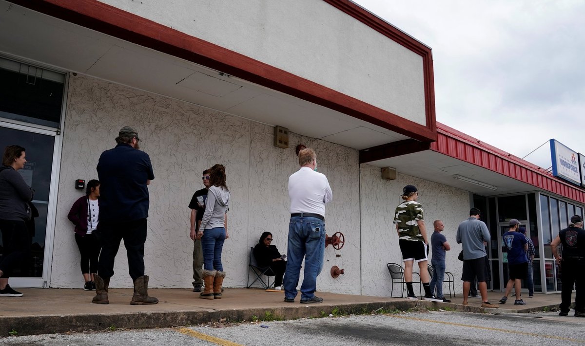 The spread of the coronavirus disease (COVID-19), in FayettevilleKoroonaviiruse tõttu töö kaotanud inimesed Arkansase töökeskuse ukse taga töötuks registreerimise järjekorras. 