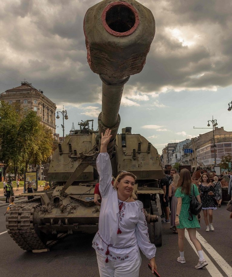 Kiievis peatänavale Hreštšatõkile välja pandud hävitatud Vene soomusmasin. Foto tehtud Ukraina iseseisvuspäeval, 24. augustil 2023.
