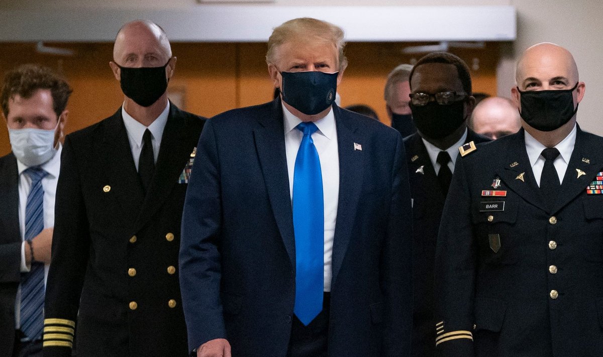 Trump tunnistas laupäevasel visiidil Walter Reedi sõjaväehaiglasse, et seal on vajalik maski kanda.