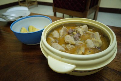 Kohalik toit ndizi na nyama ehk keedetud banaan loomalihaga.