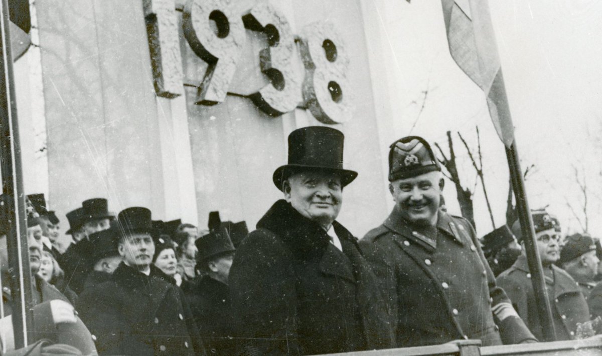 HÄÄLETU ALISTUMISE EELÕHTUL: Riigihoidja Konstantin Päts ja sõjavägede ülemjuhataja Johan Laidoner 24. veebruaril 1938 paraadi vastu võtmas.