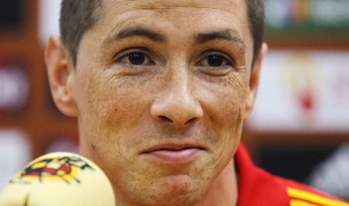 Spain's Fernando Torres gestures during a news conference in Madrid, on Wednesday, May 26, 2010, after a training session in preparation for the South Africa's World Cup. (AP Photo/Victor R. Caivano) / SCANPIX Code: 436