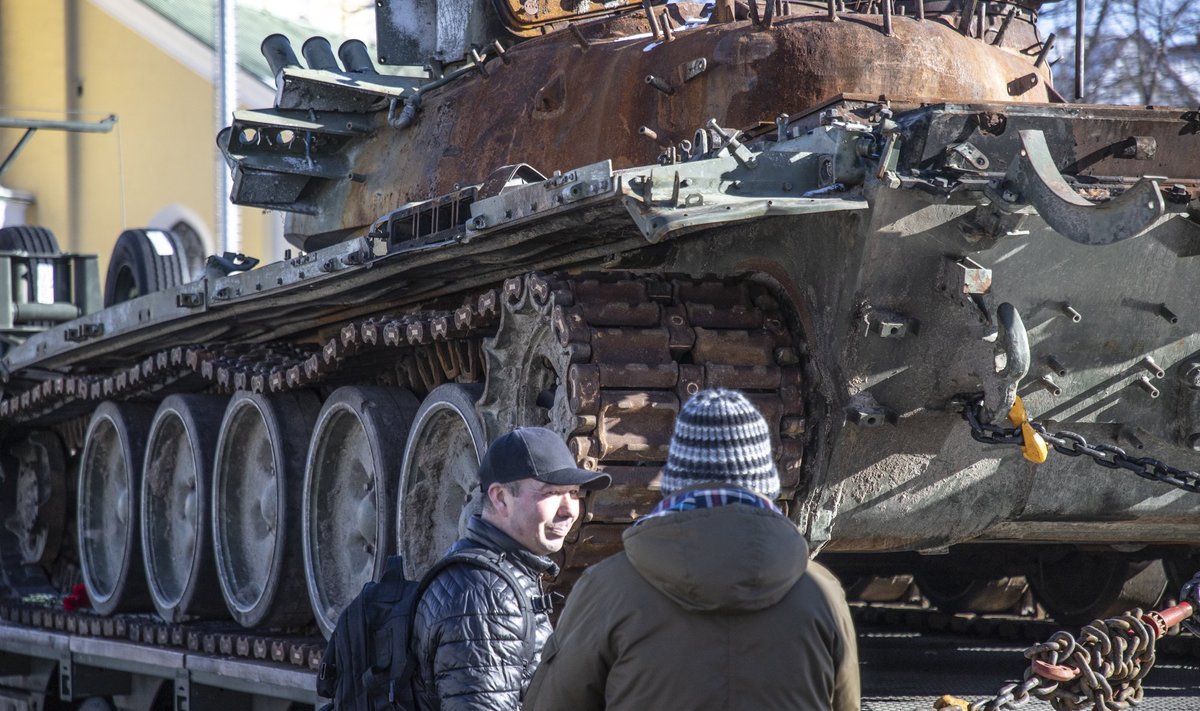 Подбитый российский танк Т-72.