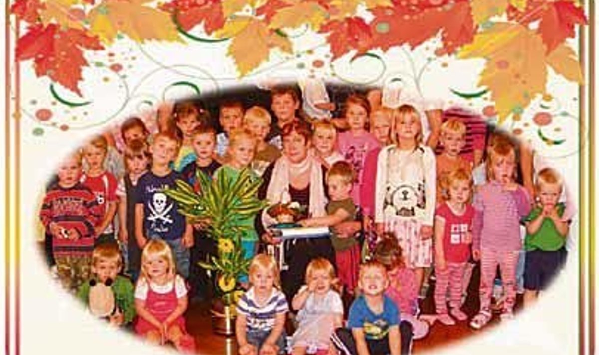 Mari Talisainen oma tööjuubelipäeval Vambola lasteaia praeguste kasvandikega. Foto: Reet Järveküla