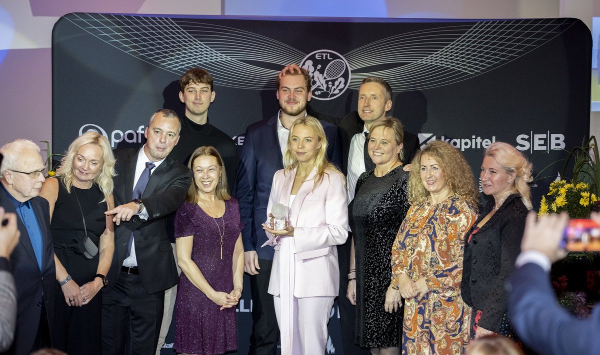 WTA turniiri Tallinn Open korraldajad Anett Kontaveidiga tenniseliidu hooaja lõpetamisel ühispilti tegemas.