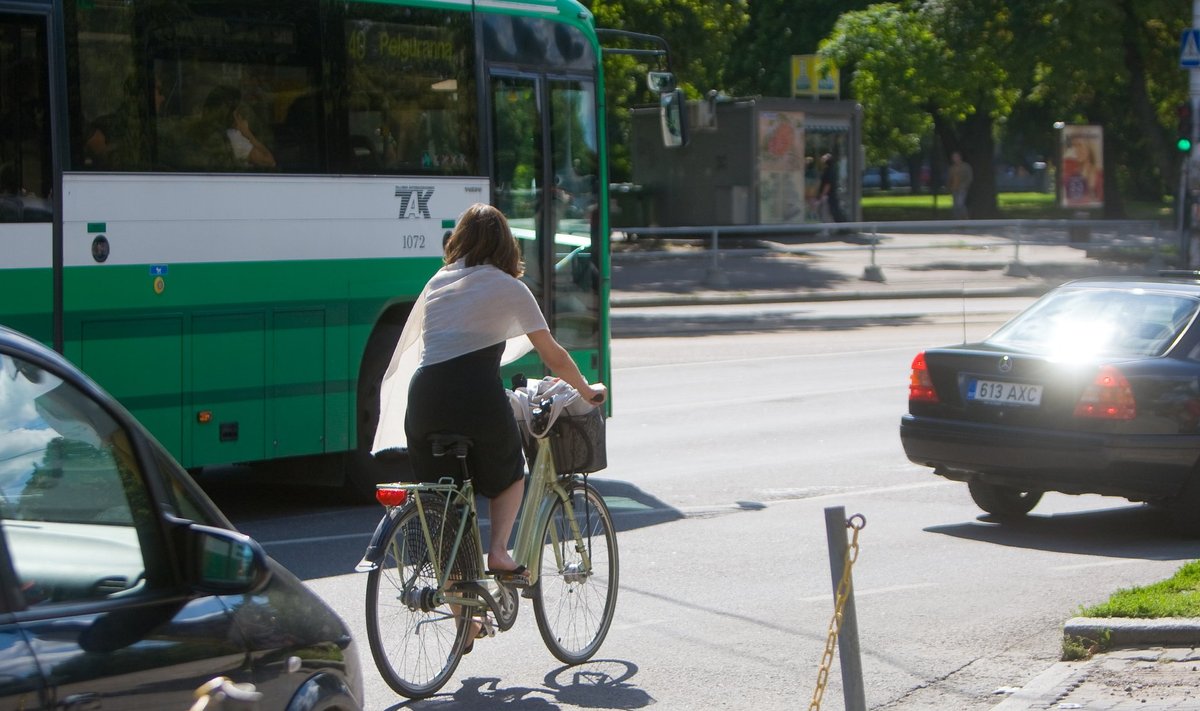  Eesti Päevalehe ajakirjanik ja fotograaf tegid tiiru Tallinna kesklinnas ja rääkisid ratturite ja jalakäijatega, teemaks uus liiklusseadus. Jalgrattur Viru ringil 