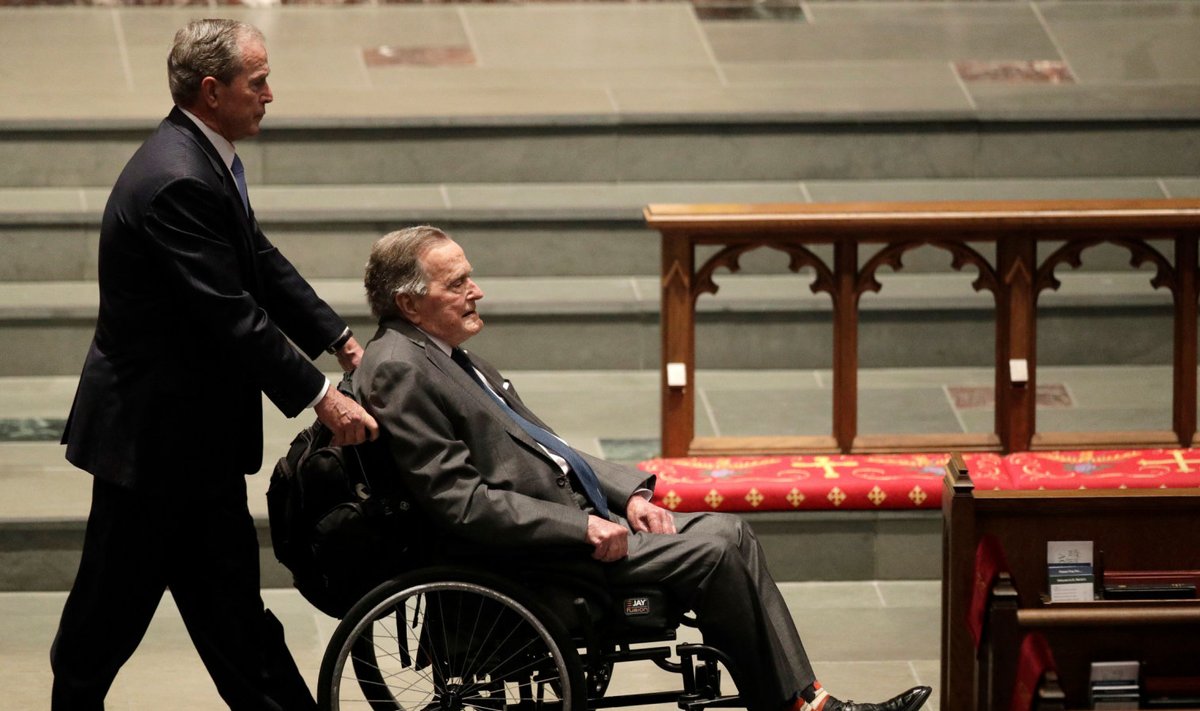George W. Bush viib isa George H.W. Bushi haiglasse, mõlemad on olnud USA presidendid (Foto: AP)