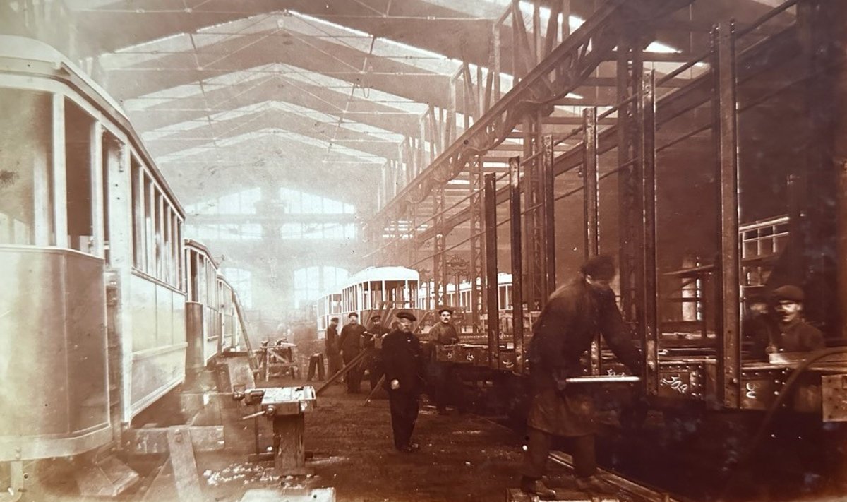 ГОРОДСКИЕ ТРАМВАИ: Строительство трамвайных вагонов на заводе „Двигатель“ в 1920-е годы. 