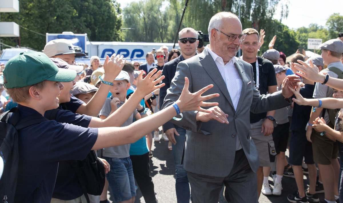 Kätemeri ja üllatus valdas poistekoori poisse, kui nägid enda poole saabumas presidenti.