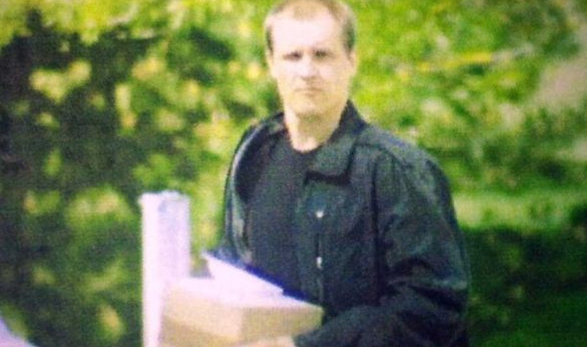 Fotol on Keskkriminaalpolitsei vaatevälja jäänud Jaak Kõusaar, kes väljus Saku postkontorist GHB valmistamiseks vajaliku ainega.(Politsei)