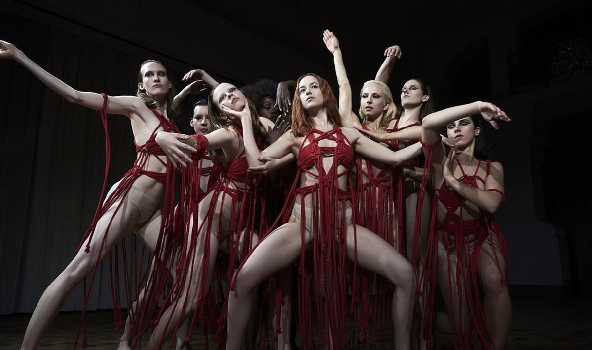 KORRAGA KAUNIS JA HIRMUTAV: Dakota Johnsoni (keskel) kehastatud tantsija liitub nõidade poolt juhitud tantsuakadeemiaga.