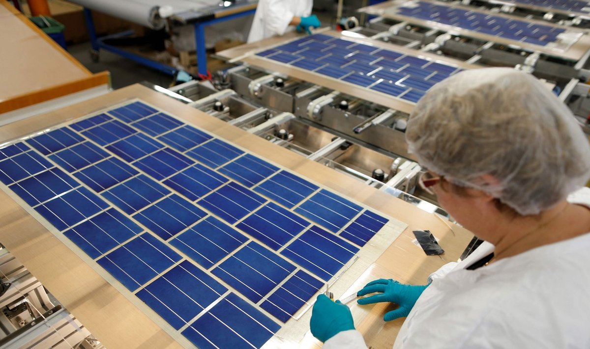 Päikesepaneelide tootmine Loode-Prantsusmaal Tourouvre'i linnas SNA tehases.