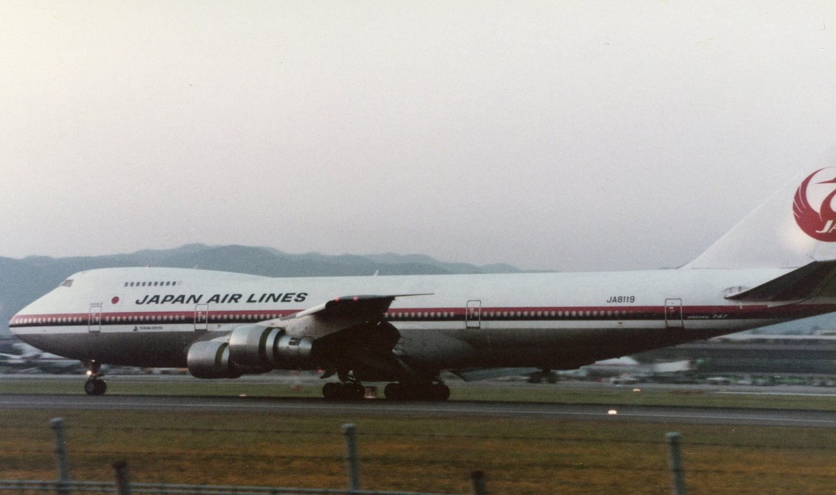 Lennuk Boeing 747SR-46 oli lühema maa lennuk, mis oli 11 aastaga teinud juba 18 835 lendu. Piloodid olid väga kogenud ja nende oskamatusest ei saa põhjusi otsida.
