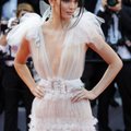 FOTOD | Milleks aluspesu? Kendall Jenner paljastas Cannesi punasel vaibal nii mõndagi