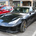 KLÕPS | Raha eest võib kõike! Häbitu Ferrari juht viskas sinised kaitsevahendid otse tänavale