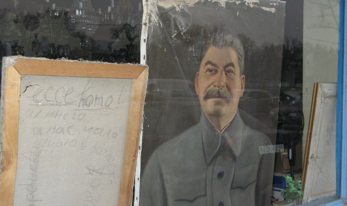 Jossif Stalin ühe Tbilisi kunstipoe aknal.