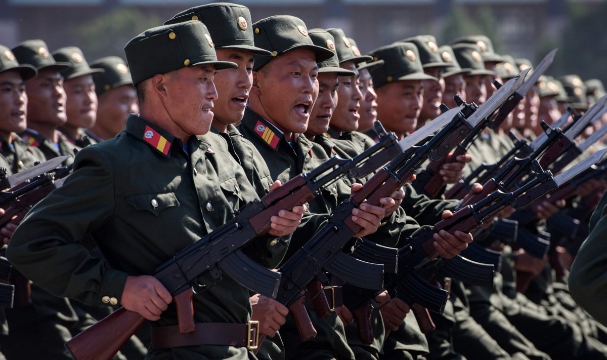 Põhja-Korea armee sõdurid paraadil.