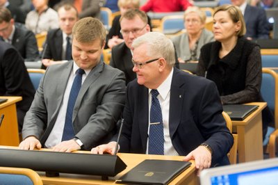 Lauri Laats Tallinna linnavolikogus jagamas pinki Edgar Savisaarega. Aasta oli 2014.