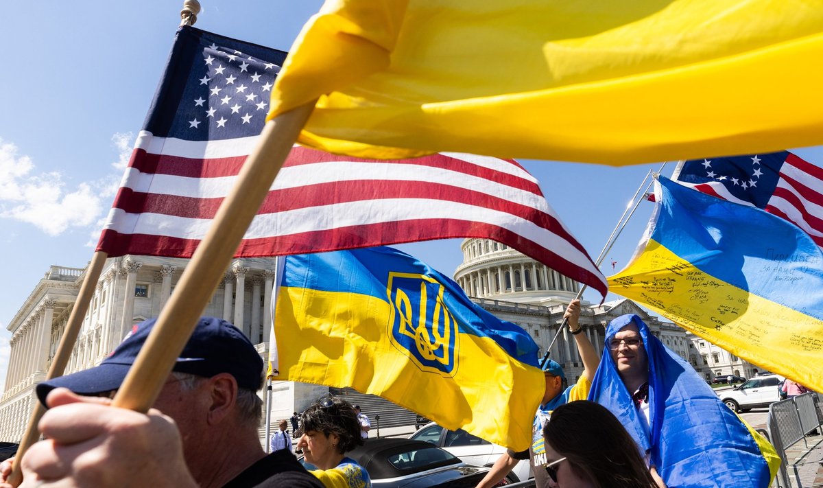 Ukraina toetajad juubeldasid laupäeval pärast hääletust Kongressi ees.