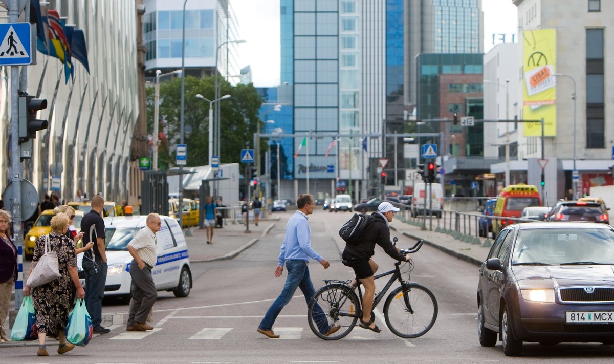  Eesti Päevalehe ajakirjanik ja fotograaf tegid tiiru Tallinna kesklinnas ja rääkisid ratturite ja jalakäijatega, teemaks uus liiklusseadus. Jalgrattur punase tulega Viru keskuse juures teed ületamas. 