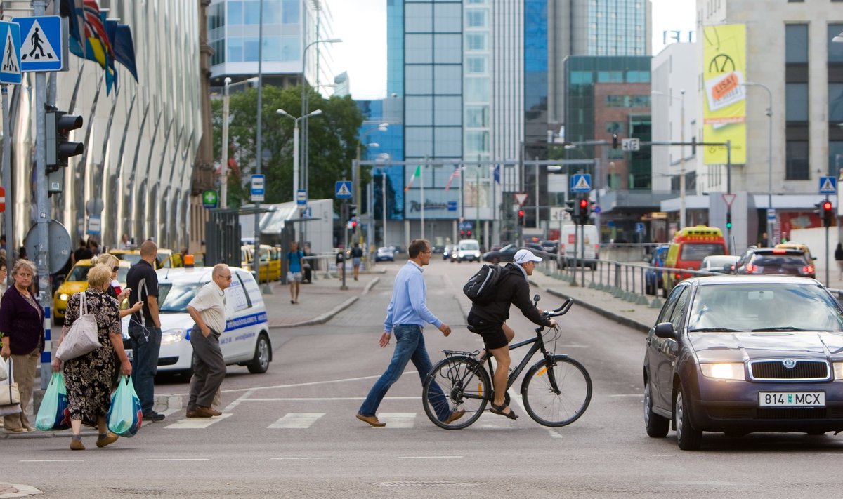  Eesti Päevalehe ajakirjanik ja fotograaf tegid tiiru Tallinna kesklinnas ja rääkisid ratturite ja jalakäijatega, teemaks uus liiklusseadus. Jalgrattur punase tulega Viru keskuse juures teed ületamas. 