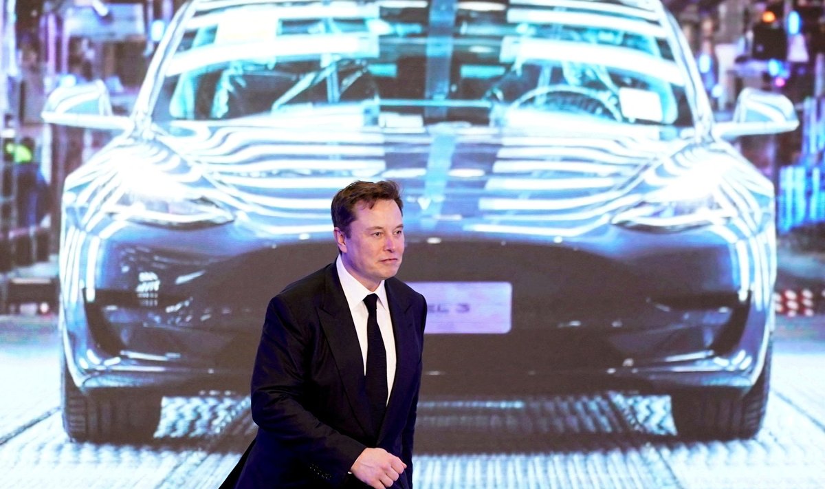 Fotol Tesla juht Elon Musk. Taustal ettevõtte üks kuumim toodang – Model Y. 