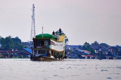 Melak, Mahakami jõgi. Tüüpiline jõelaev Kagu- Aasias.