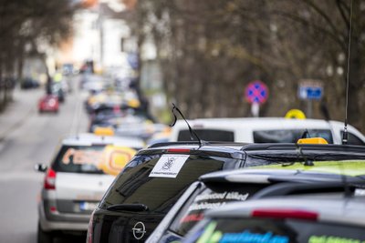 Taksojuhtide meeleavaldus Toompeal