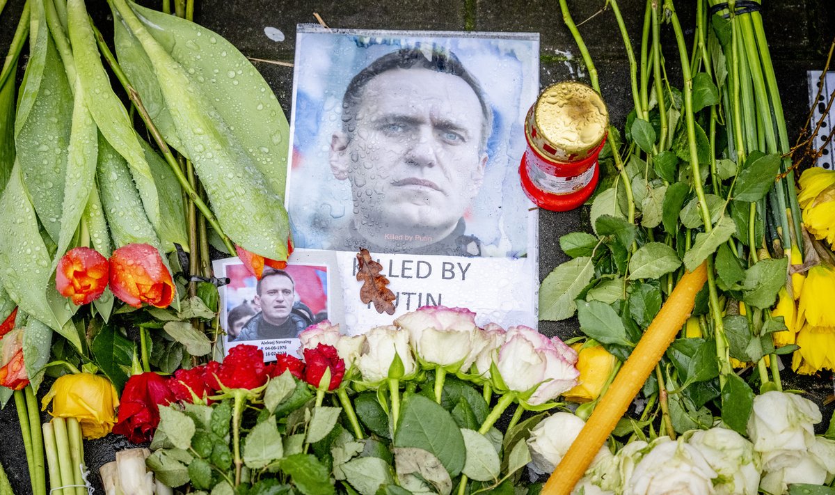 Цветы и свечи в память об Алексее Навальном у посольства РФ в Лондоне