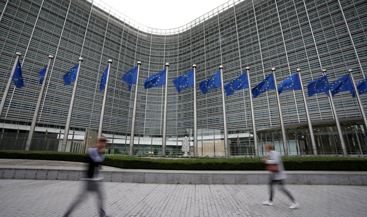 Jalakäijad kõnnivad EL-i peakorteri juures Brüsselis.