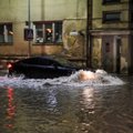 FOTOD | Tõeline uputus! Tugev vihmasadu muutis Viljandi tänavad jõgedeks