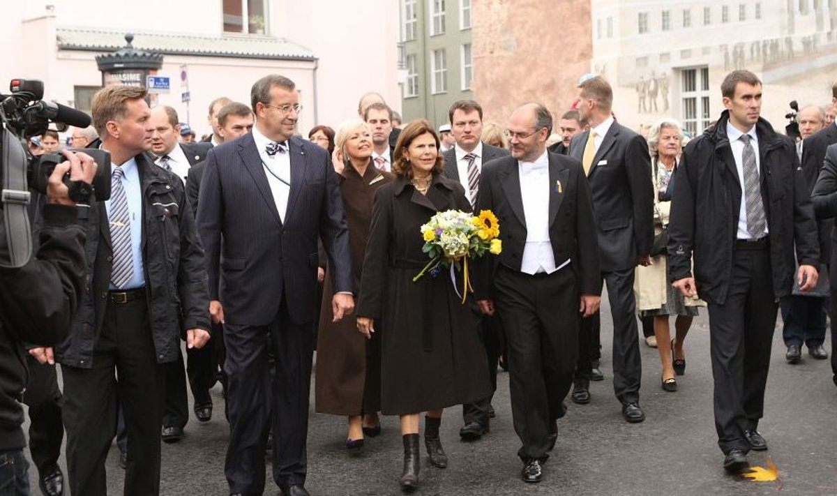 Tema Majesteet Rootsi kuninganna Silvia, president Toomas Hendrik Ilves ja TÜ rektor Alar Karis saabuvad aktusele. 