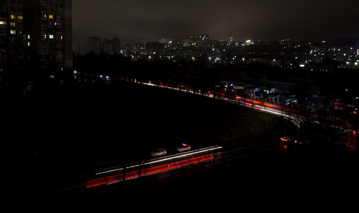 KULGEMINE PIMEDUSES: Moldova pealinn jäi eile Ukraina energiataristu rünnakute tõttu mitmeks tunniks elektrita.