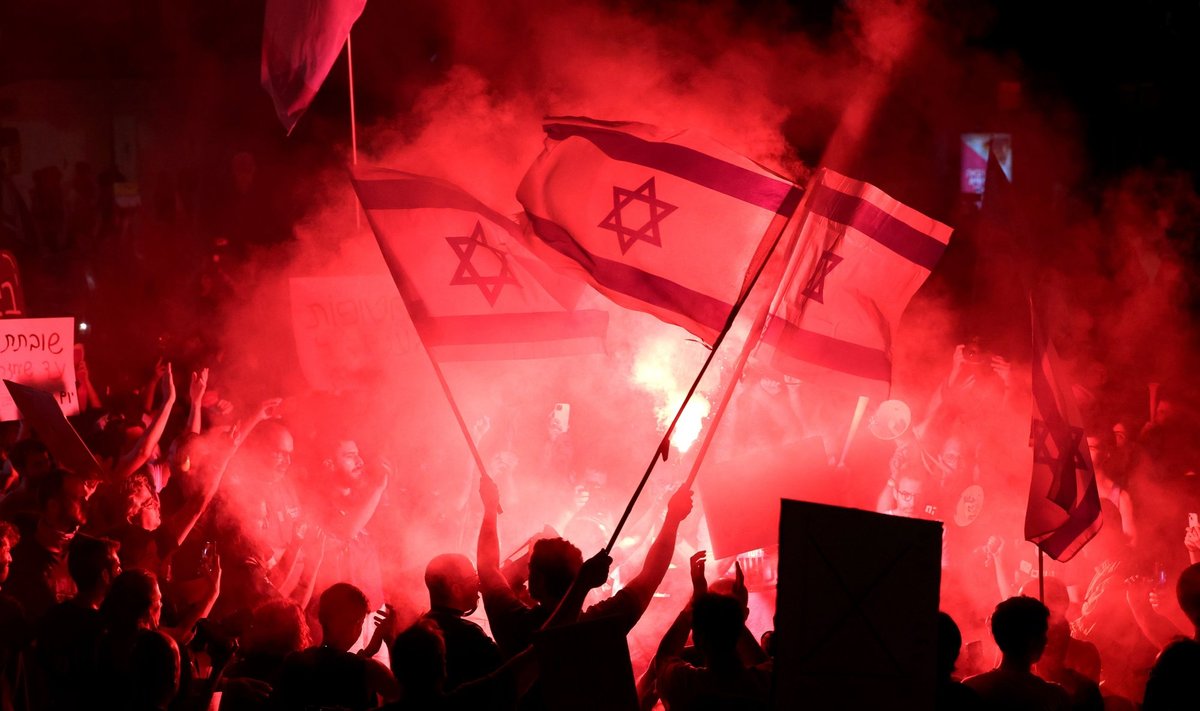 1. juunil Tel Avivis toimunud meeleavaldusel nõudsid peaminister Benjamin Netanyahu vastased vaherahuga nõustumist. „Biden, päästa [pantvangid] Netanyahu eest,“ oli kirjutatud osale plakatitest.