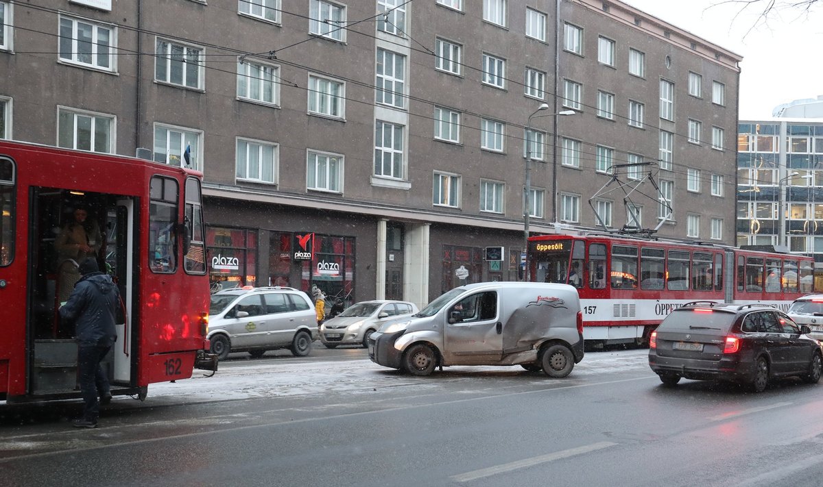 Trammi ja kaubiku kokkupõrge Tallinnas Narva maanteel